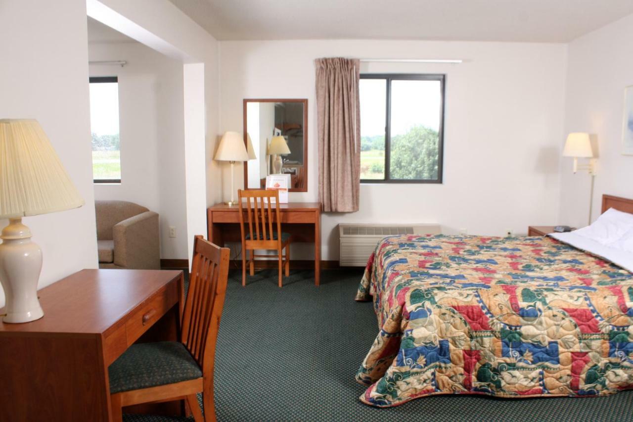 Centerstone Inn & Suites Carlyle Exterior foto