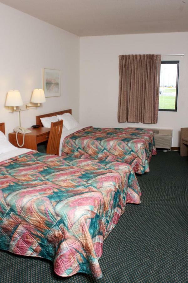 Centerstone Inn & Suites Carlyle Exterior foto